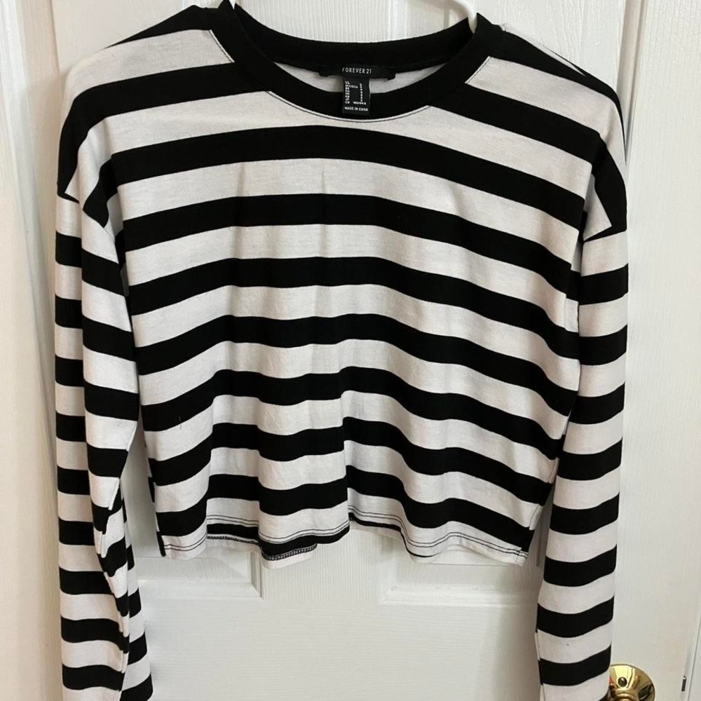 Forever 21 black and white striped long sleeve crop top. Size small
